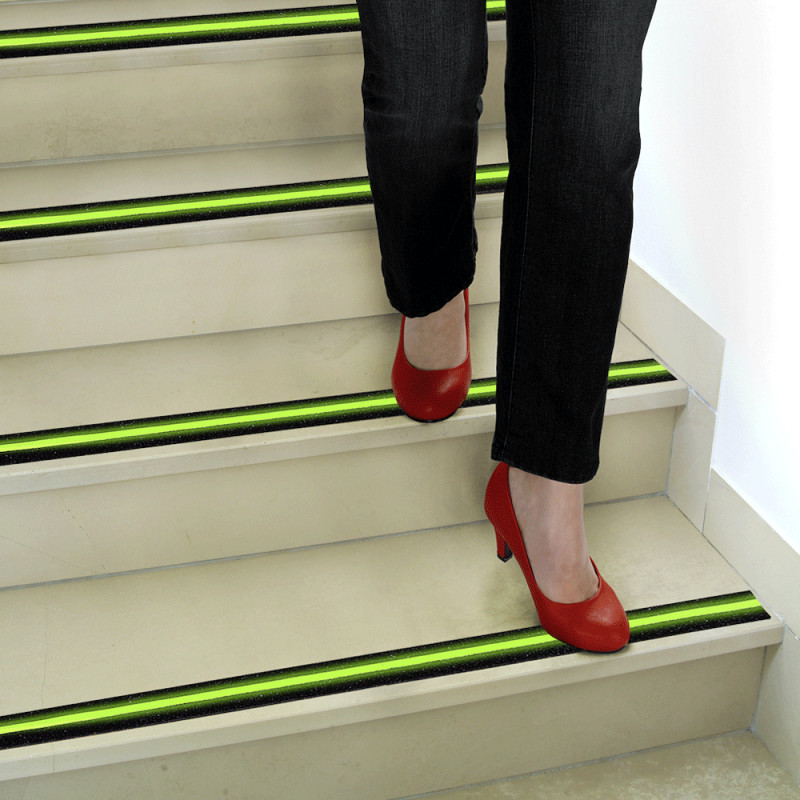 Protecteur antidérapant pour bord d'escalier en PVC, bande de marche de  sécurité en forme de L, garniture de sécurité pour marches d'escalier en  bois